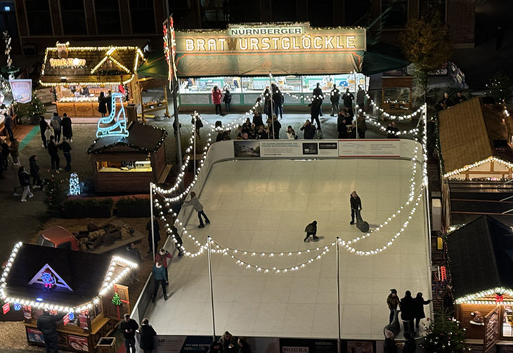 Winterworld Motorworld: große Eislaufbahn (Blick vomRiesenrad) (©Foto: Martin Schmitz)
